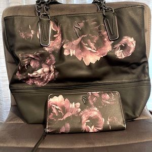 Simply Vera Wang Tote and matching wallet